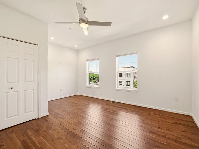 218 20th St NE #3 — Photo 30