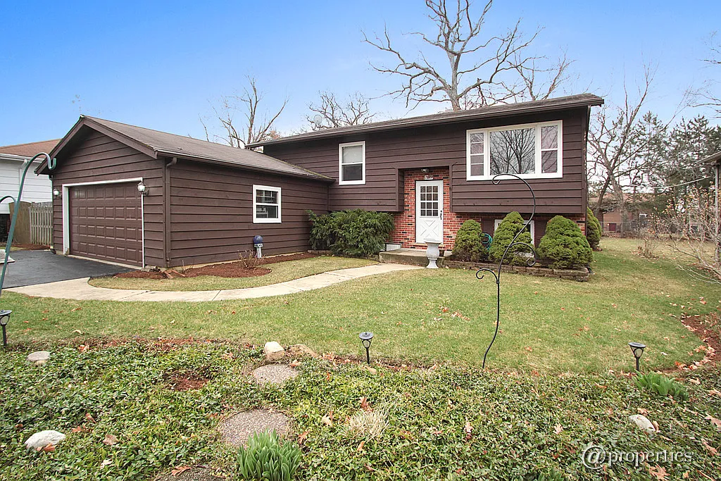2119 Burr Oak Ln photo 1