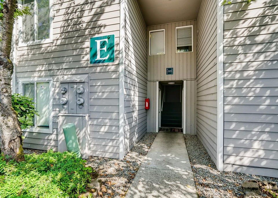 1st image of 810 Pike St NE APT E13