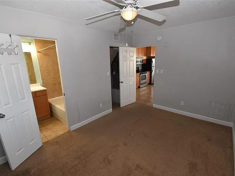 220 6th Ave N #11 — Photo 17