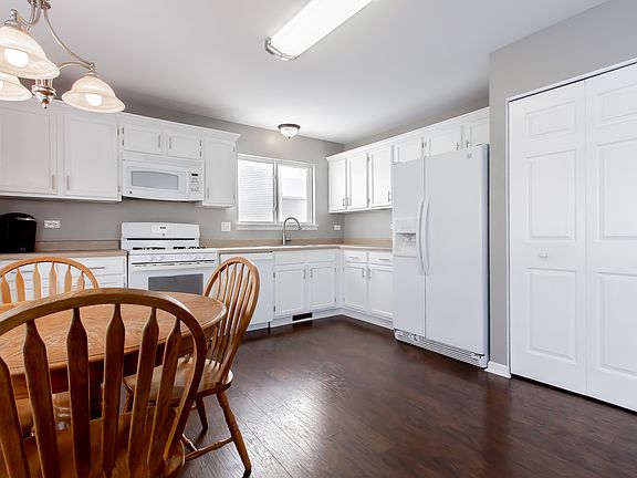 3rd image of 20 E Dahlia Ln