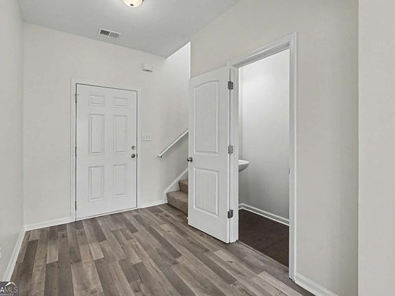 4th image of 712 Douglass Cir