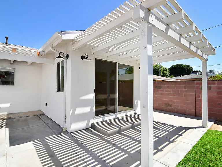 22446 Berdon St — Photo 15