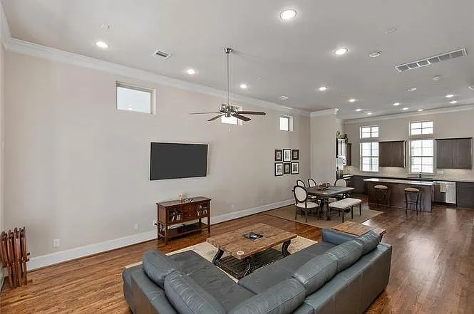 1131 W 21st St — Photo 15