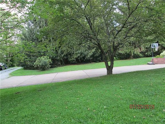 3rd image of 225 Pine Hollow Ln