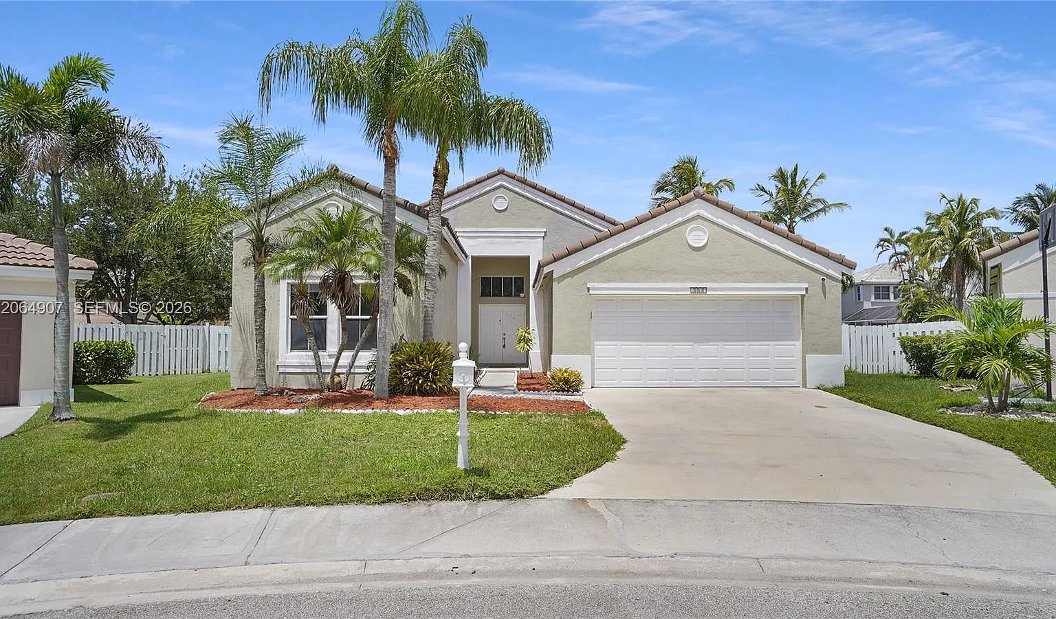 4 bed, 2.5 bath, 2055 sqft, $5,800 — Photo 3