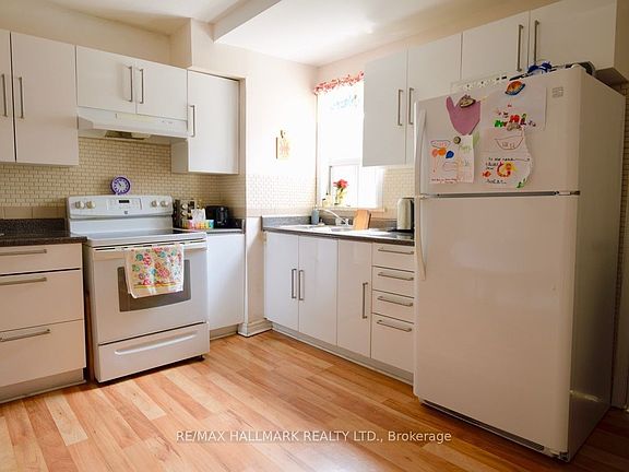4th image of 47 Dentonia Park Ave
