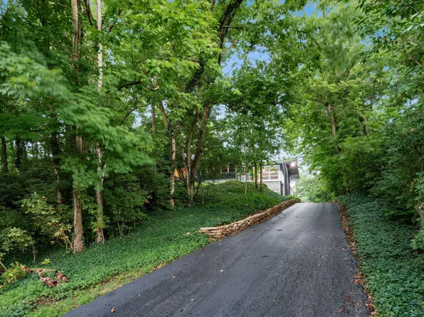 6107 Riverside Dr, Powell, OH 43065