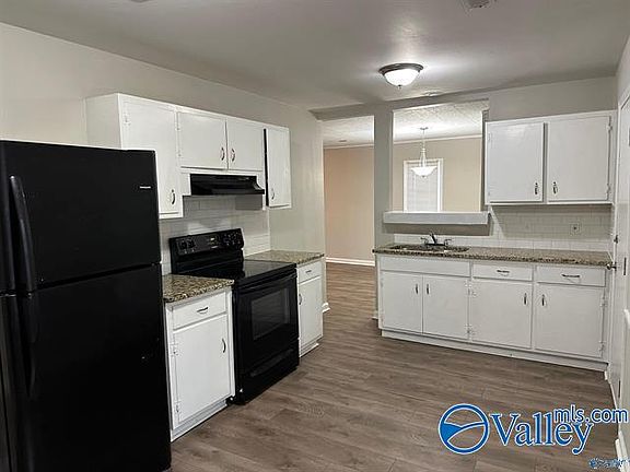 3rd image of 2931 Berkshire Dr SW