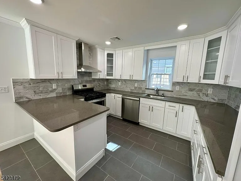 135 Court St — Photo 10