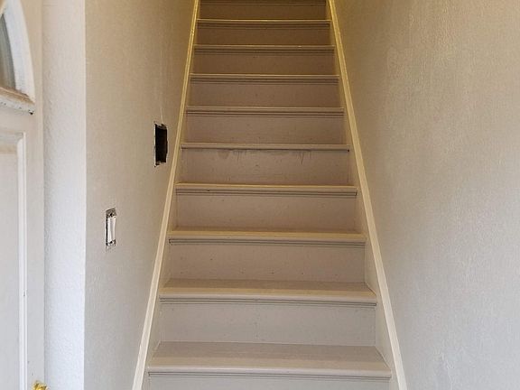 Entry stairway
