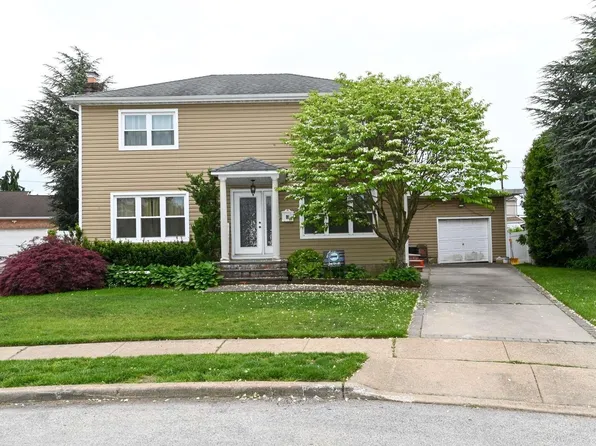 703 Eileen Court, Franklin Square, NY 11010