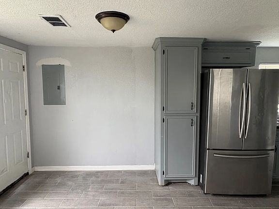5th image of 301 N Avenue C