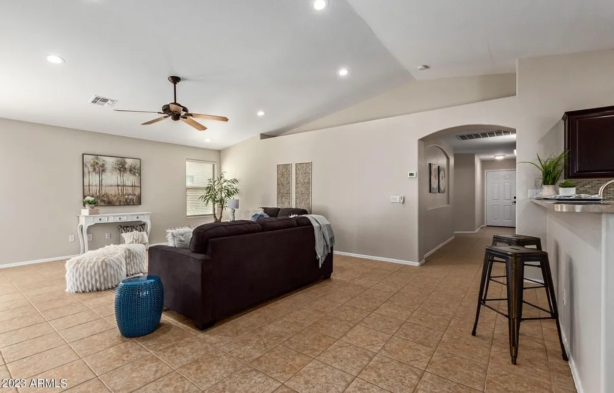 4 bed, 1749 sqft, $3,000 — Photo 2
