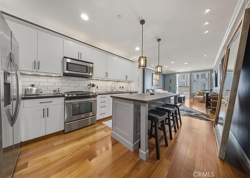 1st image of 1901 Victoria Ave #116