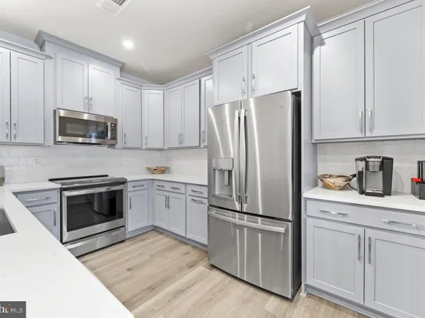 2461 Metrobus Aly, Herndon, VA 20171