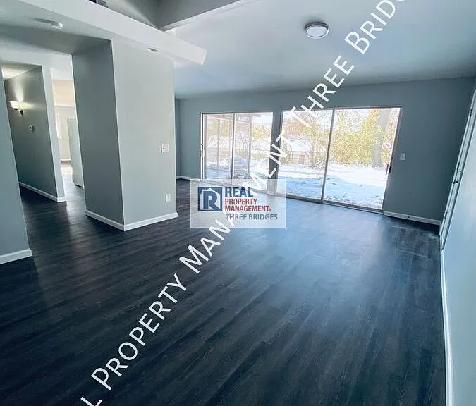 3125 Stafford Ln — Photo 2