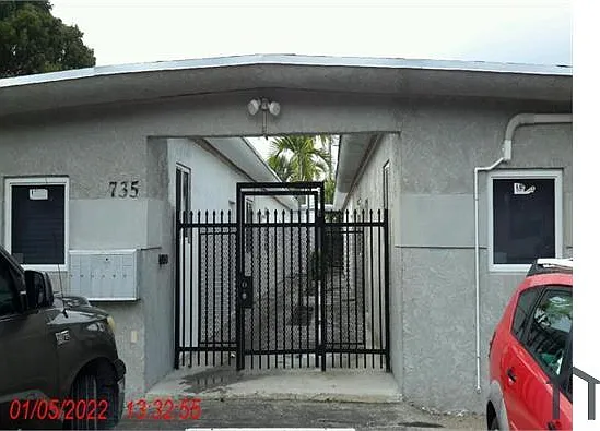 735 NW 10th Ter #1