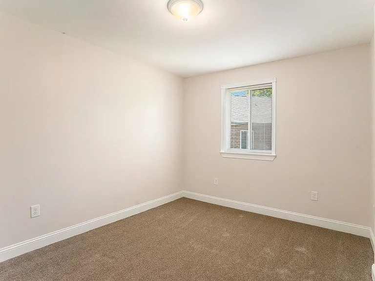 Maple Court Apartments — Photo 58