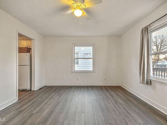 3rd image of 1332 Garden Dr