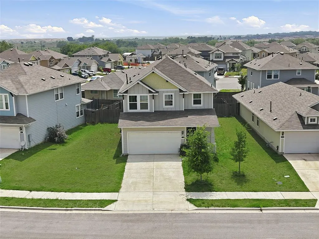 5 bed, 3.5 bath, 2788 sqft, $2,195 — Photo 2