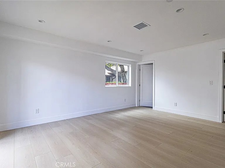 11814 Gilmore St — Photo 8