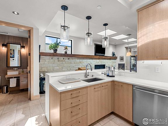 4th image of 901 Pearl St #302