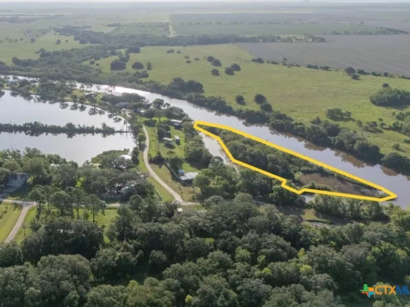 408 Kings Hl, Palacios, TX 77465