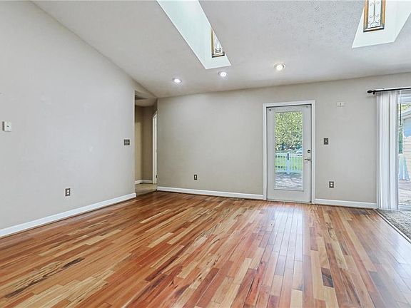 4th image of 1905 Lakeside Dr