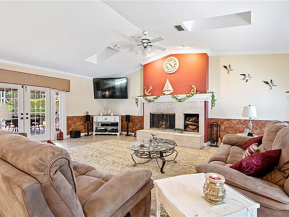 3rd image of 2466 29th Ave SW