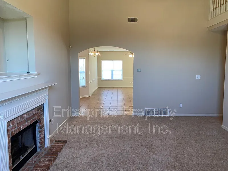 4 bed, 2.5 bath, 2035 sqft, $2,295 — Photo 4