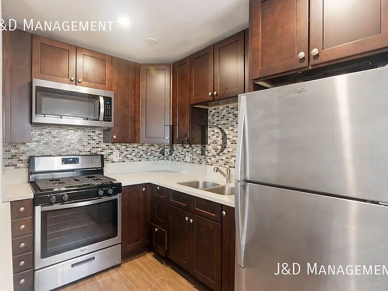 1430 Dubuque St — Photo 8
