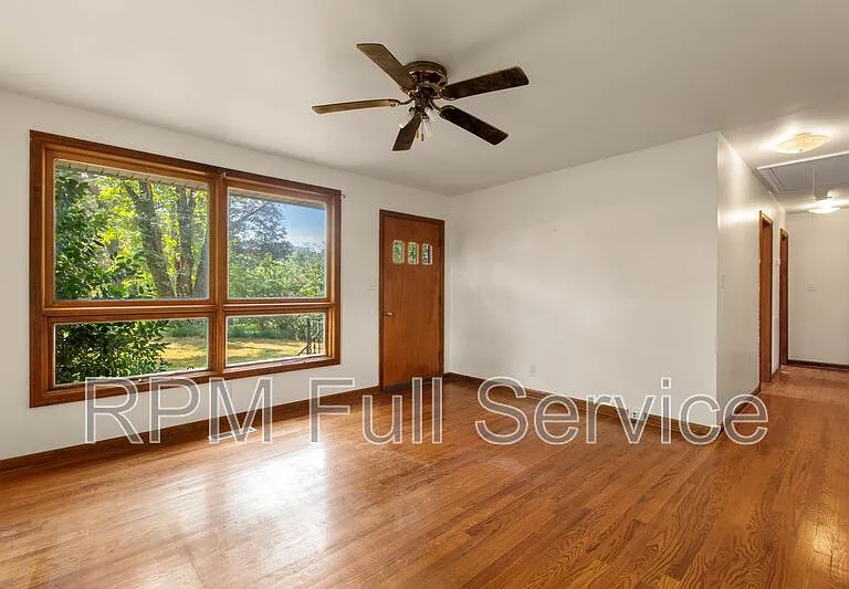 570 Carol Dr — Photo 5