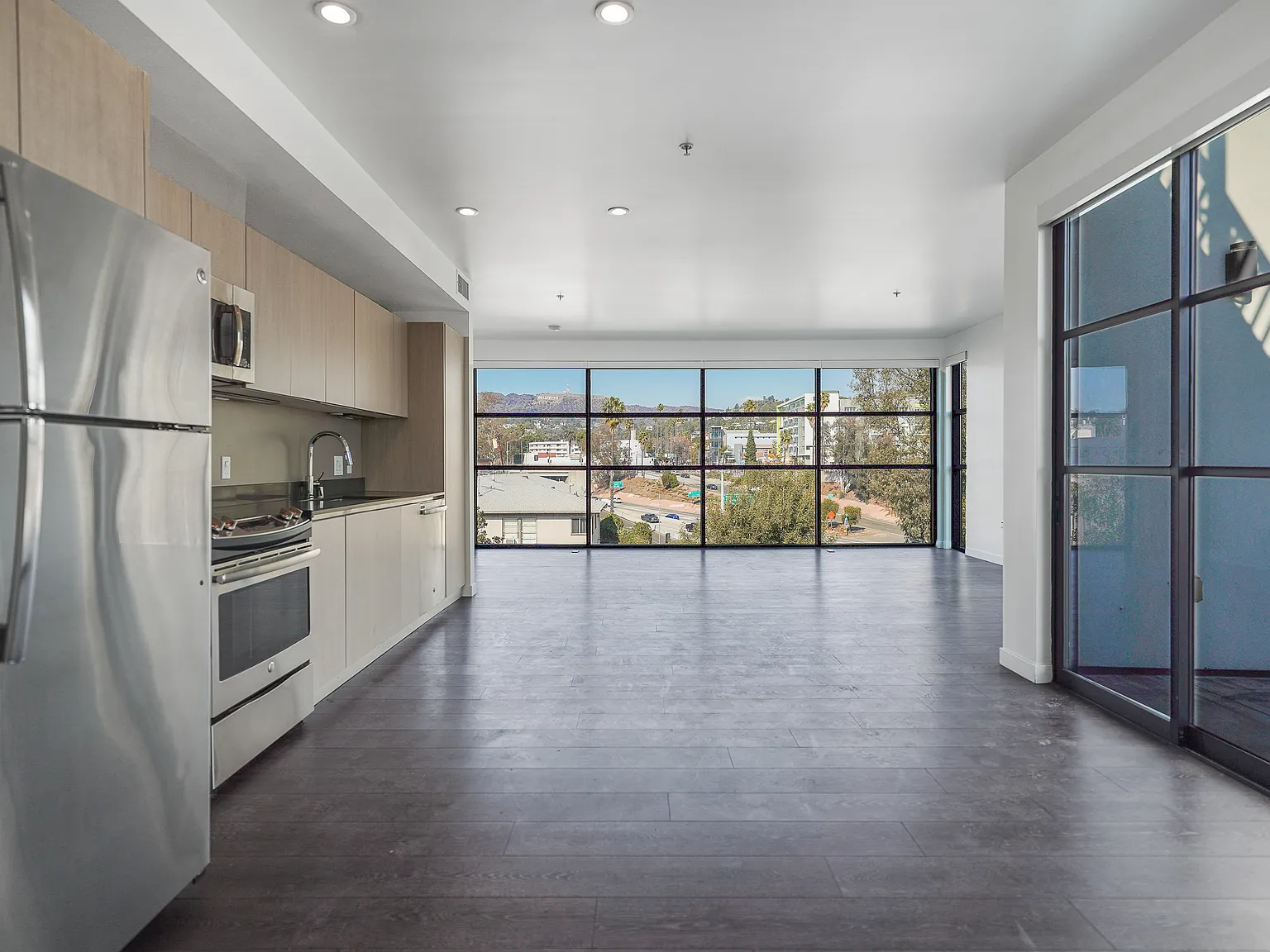 5800 Harold Way — Photo 2