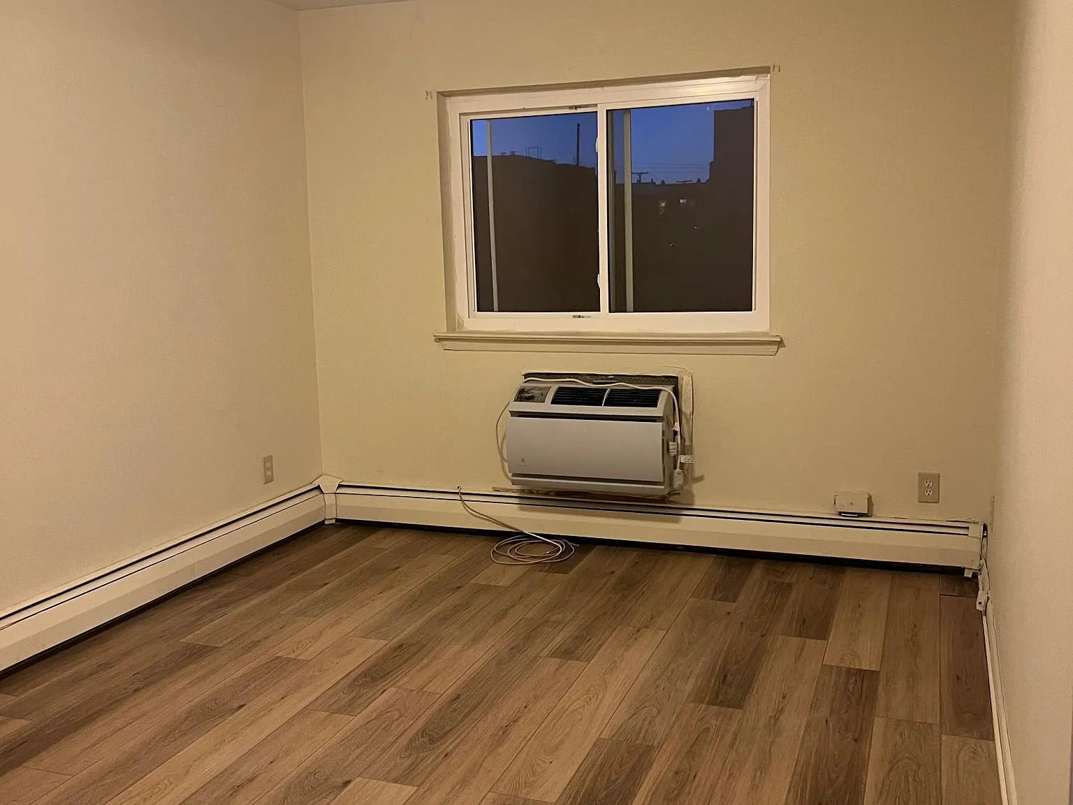 3 bed, 900 sqft, $3,800 — Photo 3
