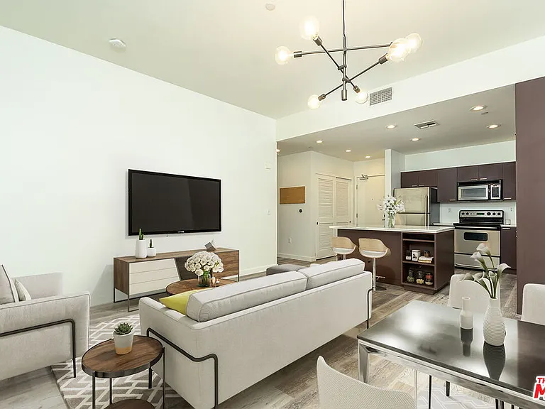 630 W 6th St #207 — Photo 16