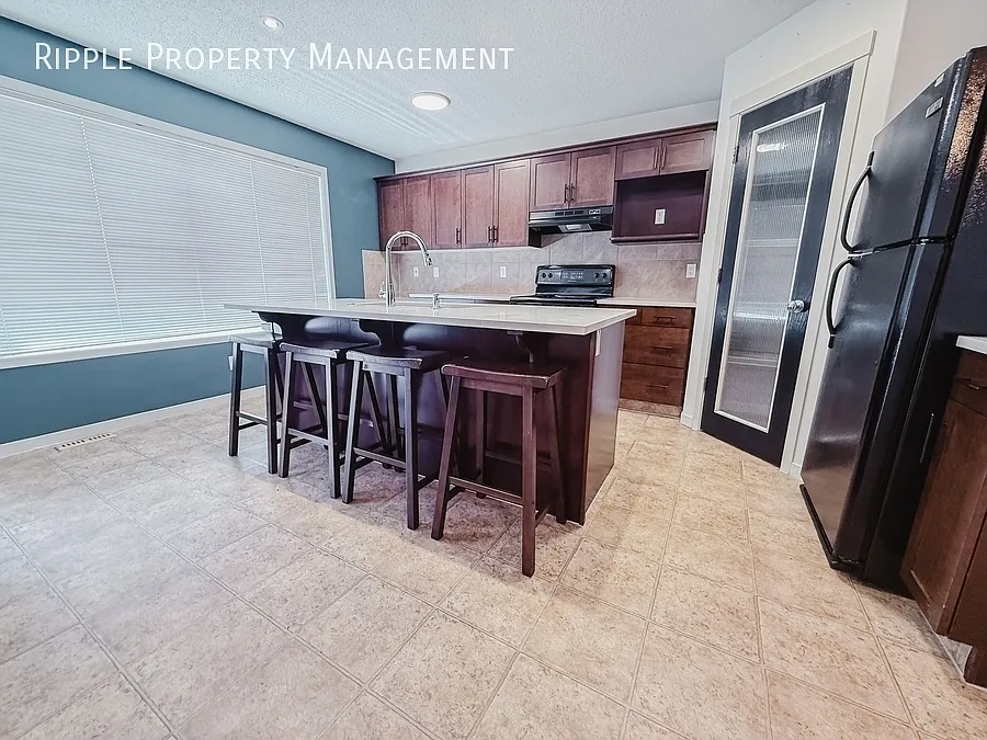Incredible 3 Beds, 2.5 Baths Detached Home | Cranston Ra Exclusive Amenities Access & Central Ac — Photo 2