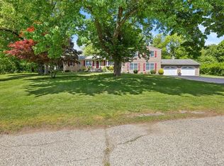 31 Williamsburg Dr, Monroe, CT 06468