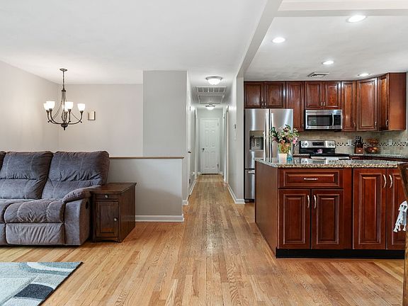 4th image of 1696 Pleasant Dr