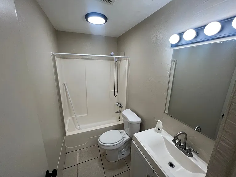 3920 Lora St — Photo 6