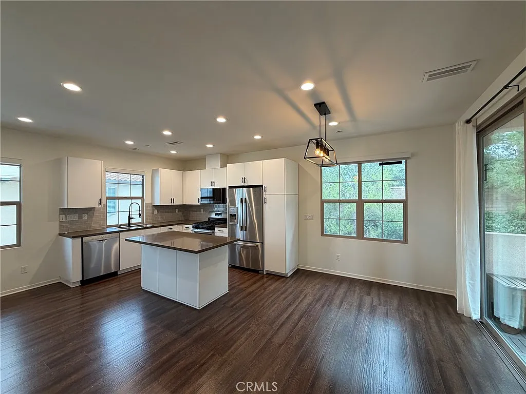 2 bed, 2.5 bath, 1171 sqft, $3,800 — Photo 3