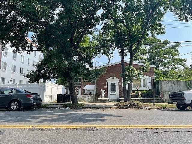 2nd image of 256 Avenue Z