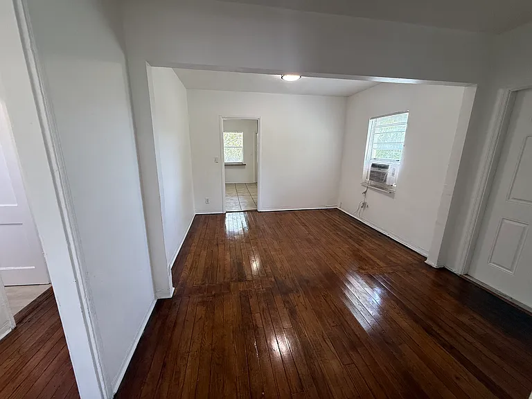 512 NE 68th St #UPSTAIR — Photo 5