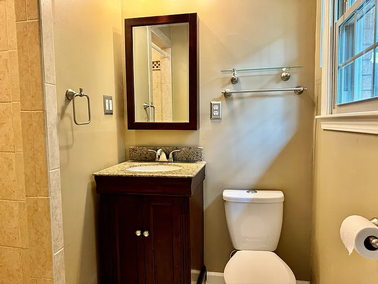 214 London Ln — Photo 21