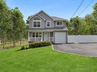 35 Starboard Rd, Hampton Bays, NY 11946