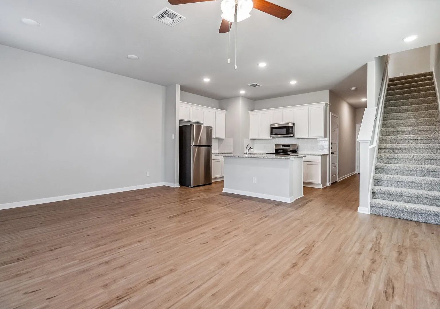 Luxury 3-bedroom, 2.5-bathroom Duplex in Saint Hedwig, TX! — Photo 4