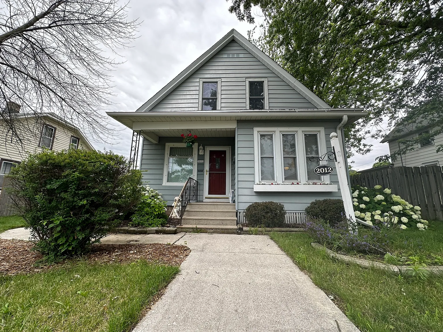 3 bed, 1405 sqft, $2,000 — Photo 1
