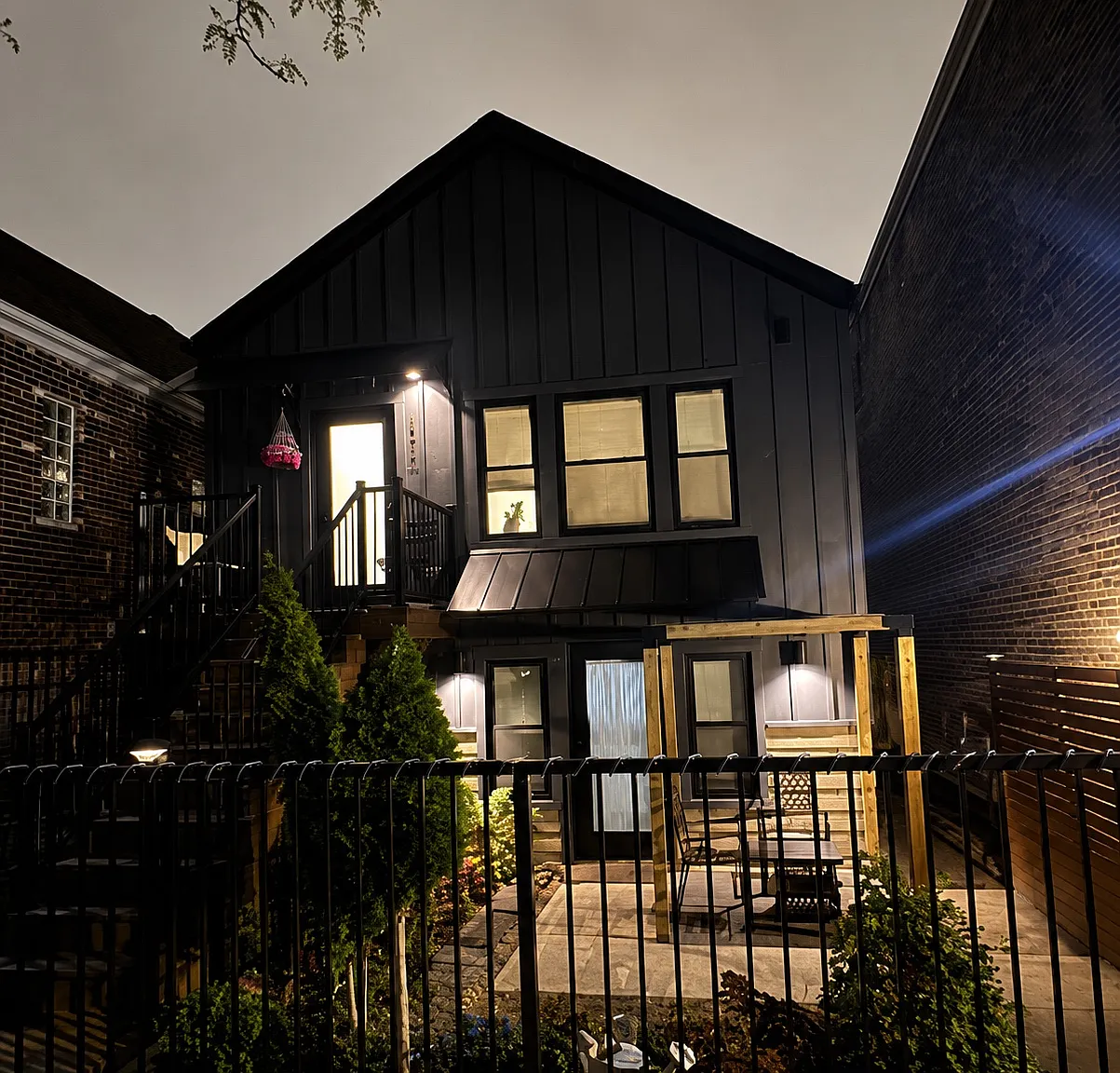 1234 W 32nd Pl — Photo 1