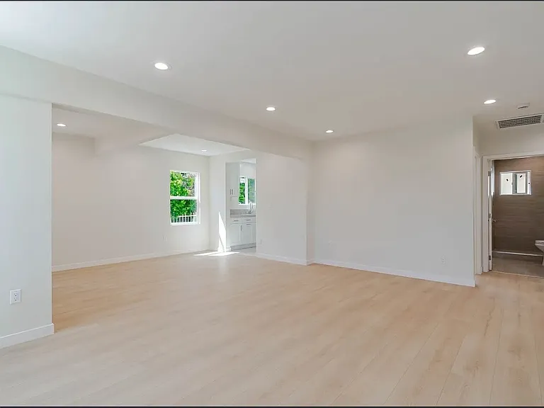 11911 Stagg St — Photo 5