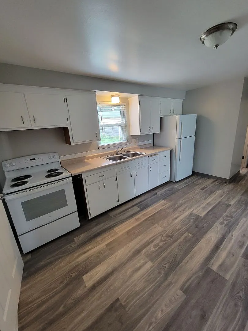413 S Railroad St — Photo 2